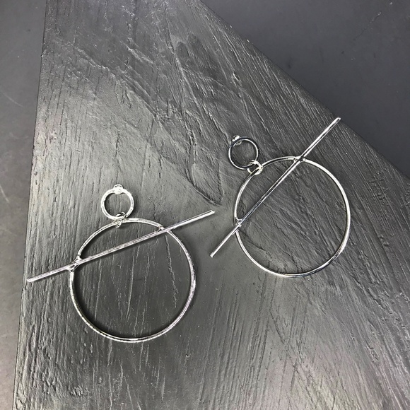 CLOSET REHAB Jewelry - Geo Bar Hoops in Silver